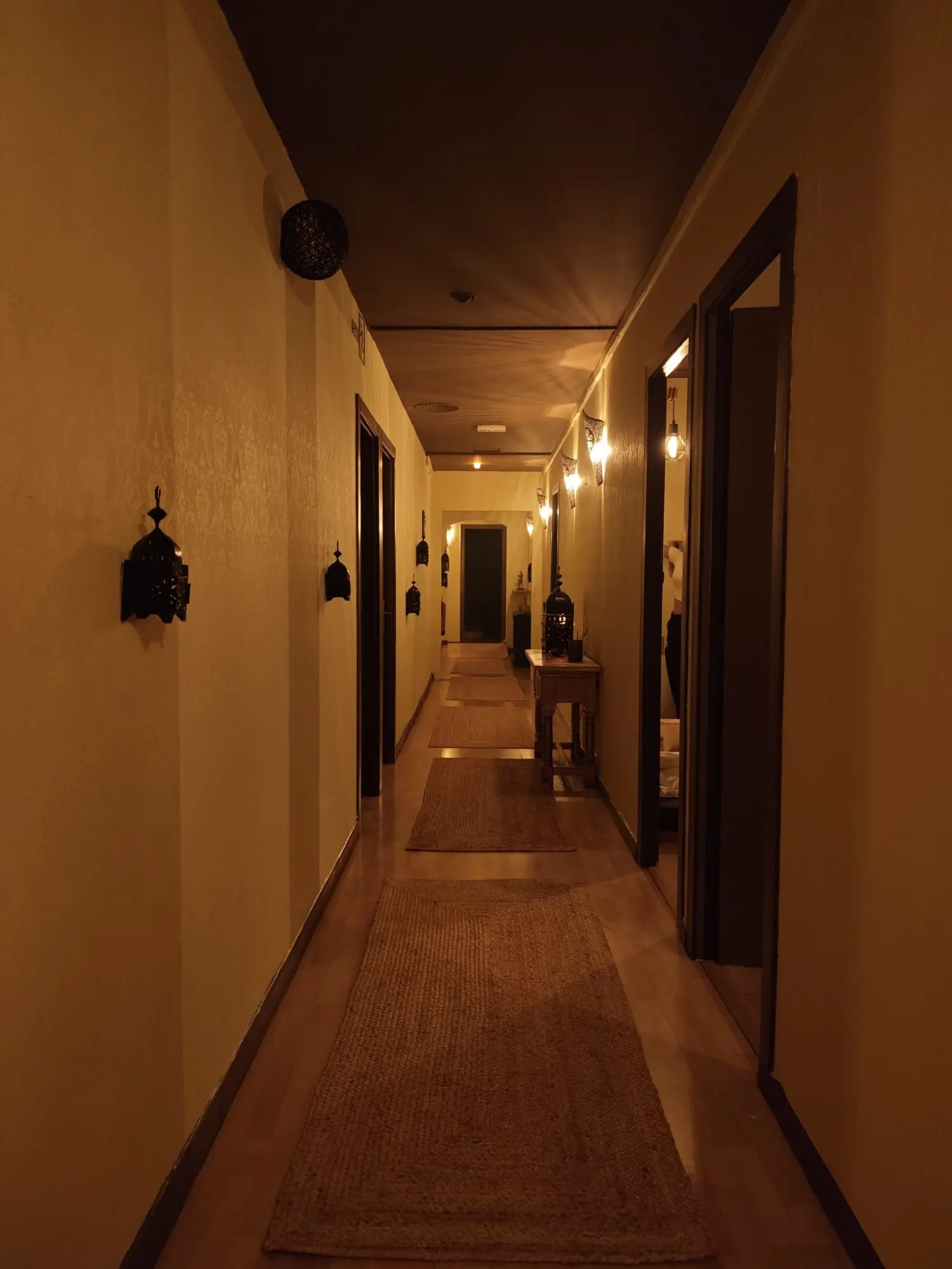 Warm hallway inside AMBAR massage center in Eixample